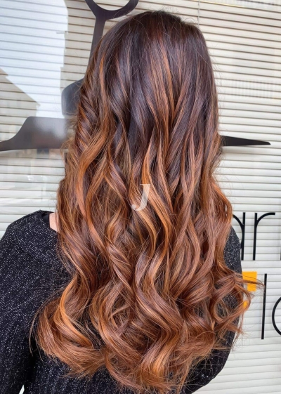 Foto di donna con capelli lunghi ramato medio