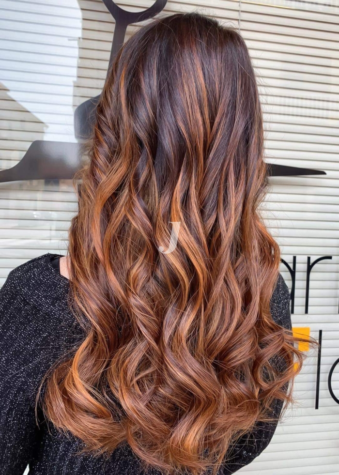 Foto di donna con capelli lunghi ramato medio