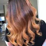 Foto di donna con capelli lunghi ramato medio