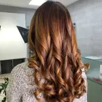 Foto di donna con capelli lunghi ramato medio