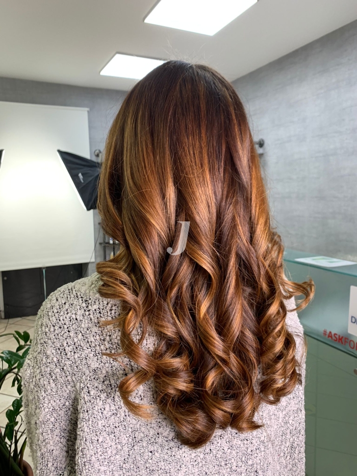 Foto di donna con capelli lunghi ramato medio