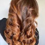 Foto di donna con capelli lunghi ramato medio