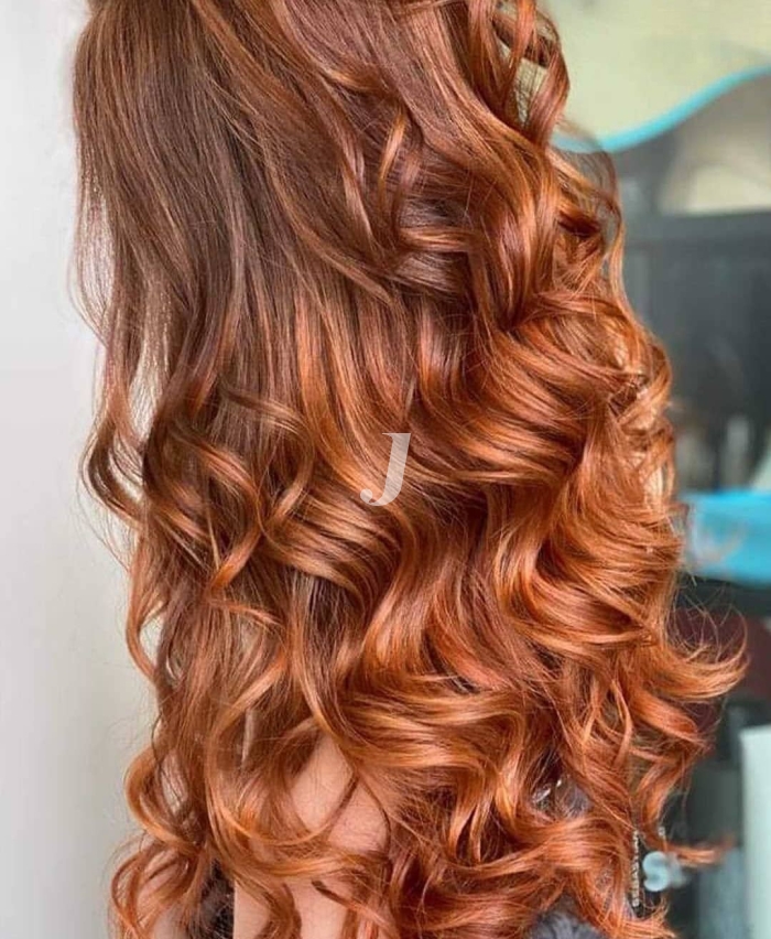 Foto di donna con capelli lunghi ramato medio