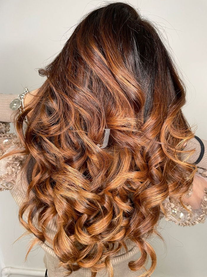 Foto di donna con capelli lunghi ramato medio