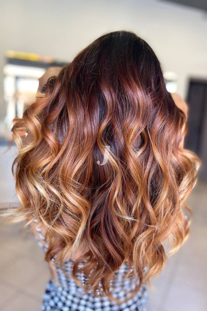 Foto di donna con capelli lunghi ramato medio