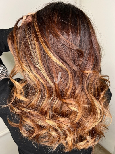 Foto di donna con capelli lunghi ramato medio