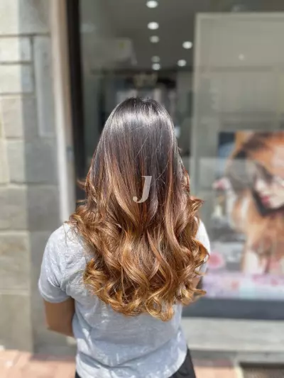 Foto di donna con capelli lunghi ramato medio