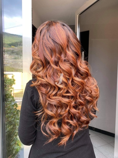 Foto di donna con capelli lunghi ramato medio