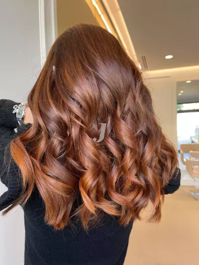 Foto di donna con capelli lunghi ramato medio