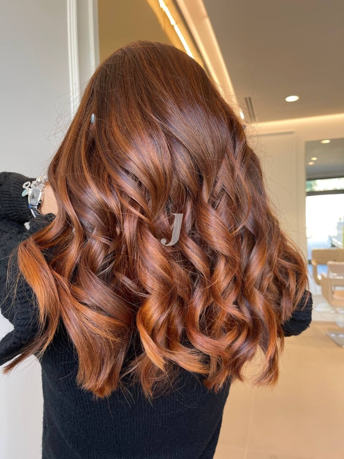 Foto di donna con capelli lunghi ramato medio