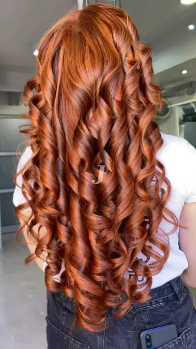 Foto di donna con capelli lunghi ramato medio