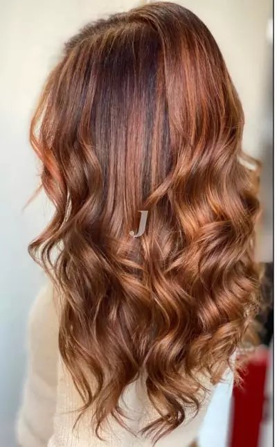 Foto di donna con capelli lunghi ramato medio