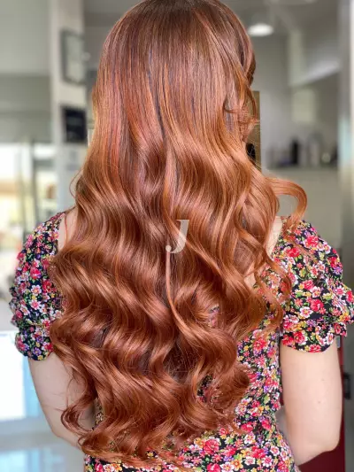 Foto di donna con capelli lunghi ramato medio