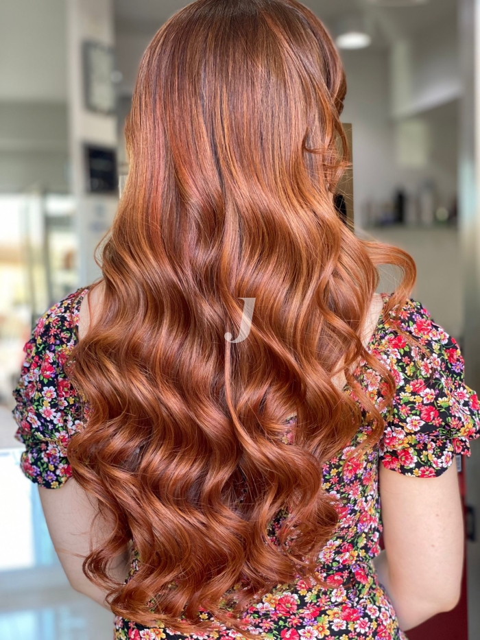 Foto di donna con capelli lunghi ramato medio