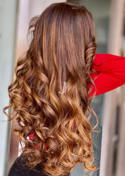 Foto di donna con capelli lunghi ramato medio