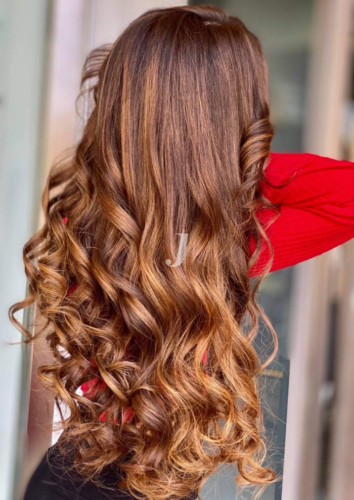 Foto di donna con capelli lunghi ramato medio