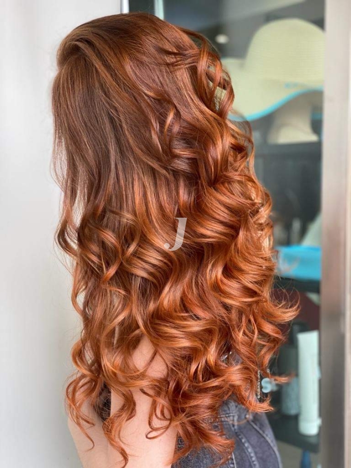 Foto di donna con capelli lunghi ramato medio