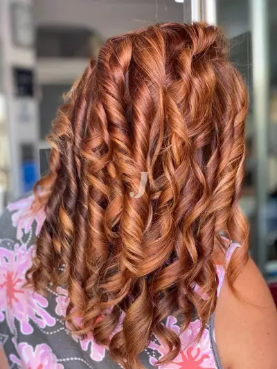 Foto di donna con capelli lunghi ramato medio