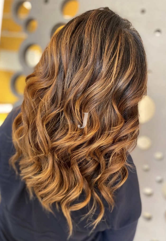 Foto di donna con capelli lunghi ramato medio