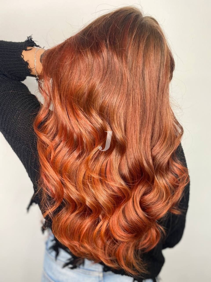 Foto di donna con capelli lunghi ramato medio