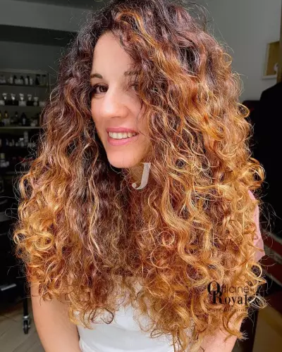Foto di donna con capelli lunghi ramato medio