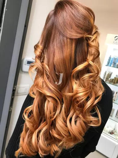 Foto di donna con capelli lunghi ramato medio