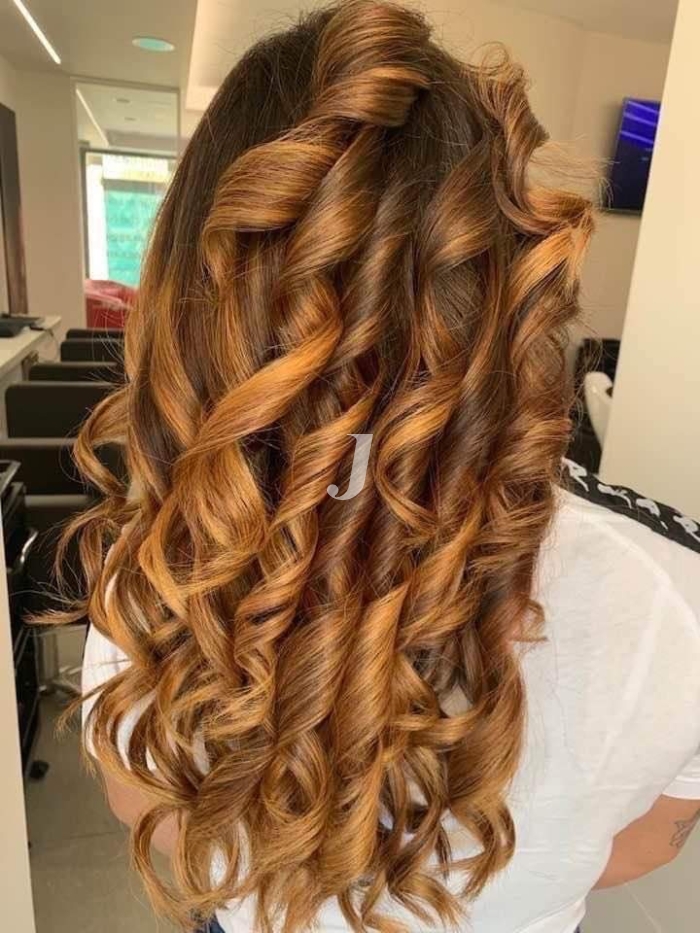 Foto di donna con capelli lunghi ramato medio