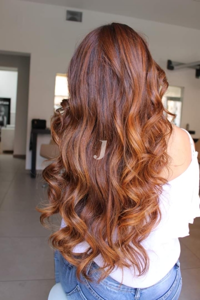 Foto di donna con capelli lunghi ramato medio