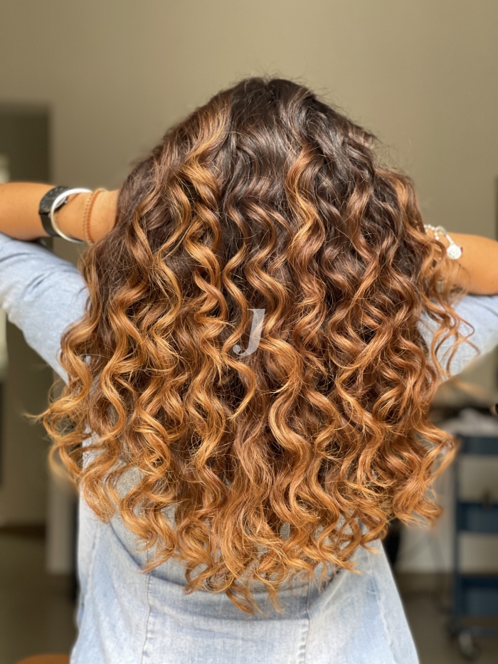 Foto di donna con capelli lunghi ramato medio