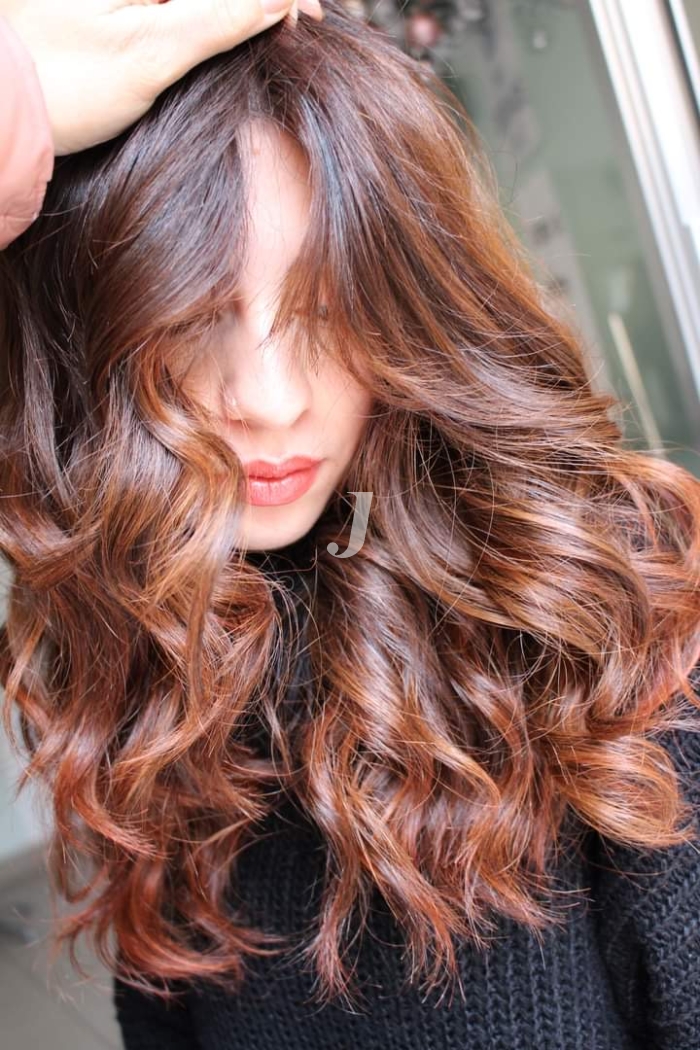 Foto di donna con capelli lunghi ramato medio