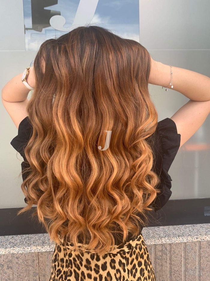 Foto di donna con capelli lunghi ramato medio