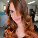 Foto di donna con capelli lunghi ramato medio