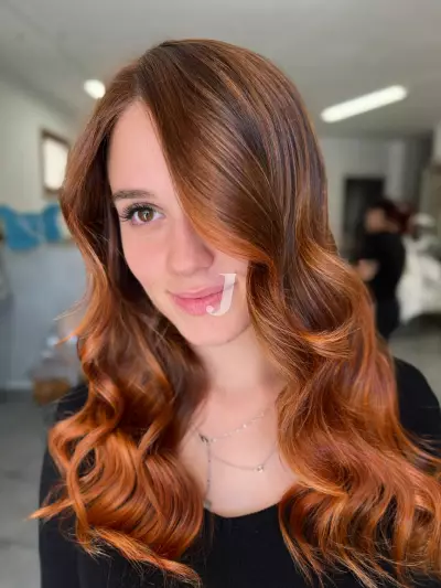Foto di donna con capelli lunghi ramato medio
