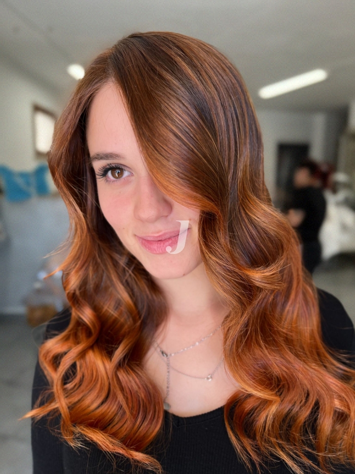 Foto di donna con capelli lunghi ramato medio