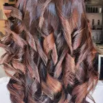 Foto di donna con capelli lunghi ramato scuro