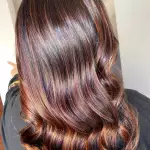 Foto di donna con capelli lunghi ramato scuro