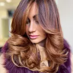 Foto di donna con capelli lunghi ramato scuro