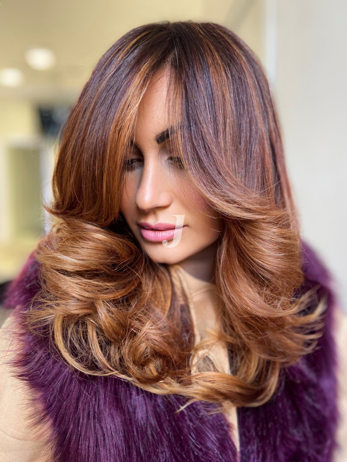 Foto di donna con capelli lunghi ramato scuro