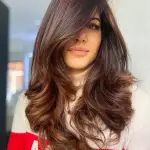 Foto di donna con capelli lunghi ramato scuro