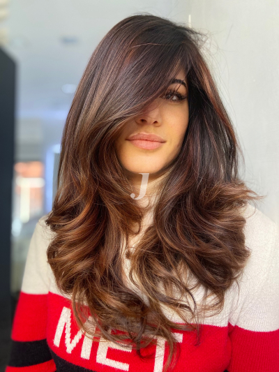 Foto di donna con capelli lunghi ramato scuro