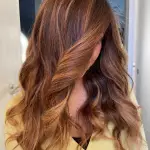 Foto di donna con capelli lunghi ramato scuro