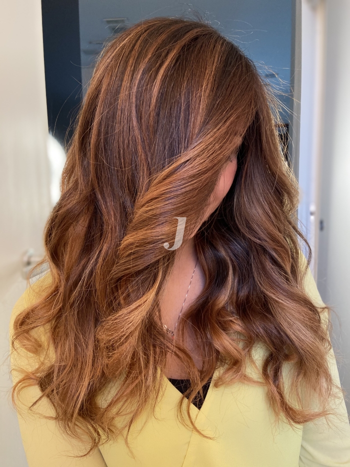 Foto di donna con capelli lunghi ramato scuro