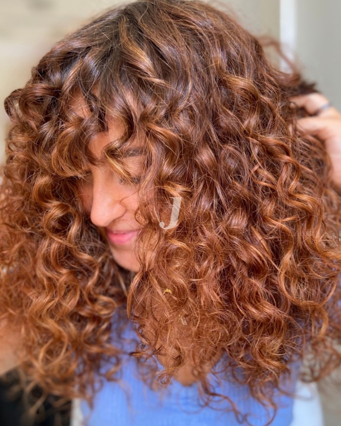 Foto di donna con capelli lunghi ramato scuro