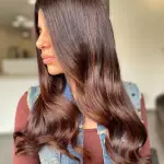 Foto di donna con capelli lunghi ramato scuro