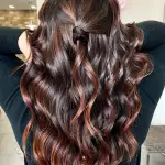 Foto di donna con capelli lunghi ramato scuro