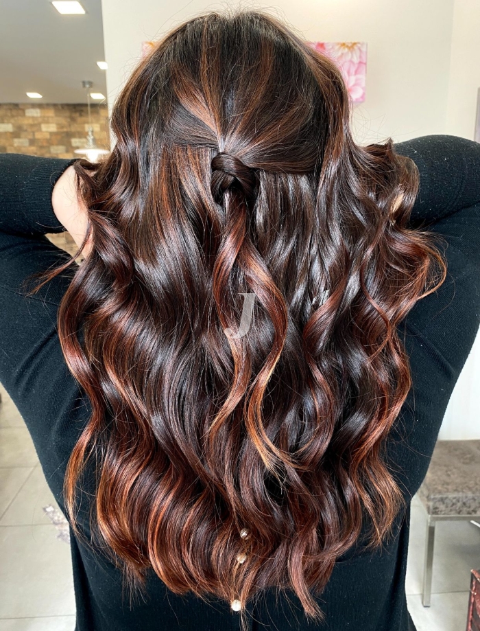 Foto di donna con capelli lunghi ramato scuro