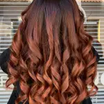 Foto di donna con capelli lunghi ramato scuro