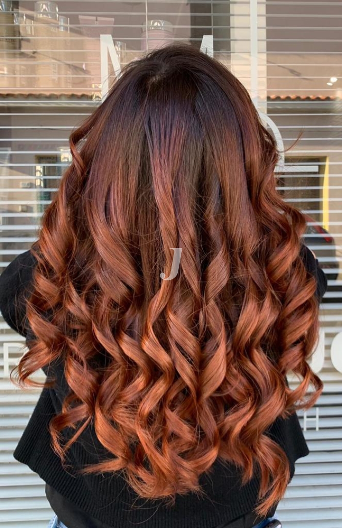 Foto di donna con capelli lunghi ramato scuro