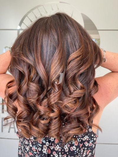 Foto di donna con capelli lunghi ramato scuro