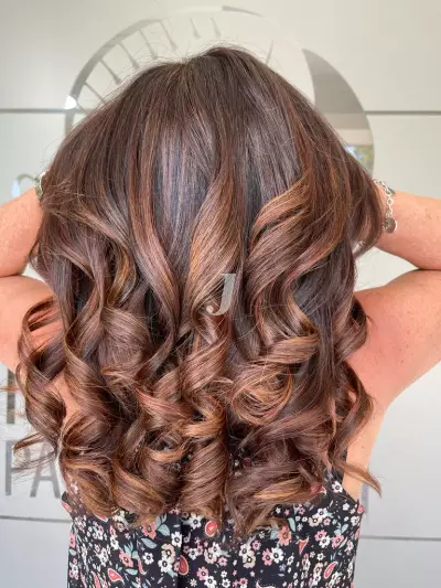 Foto di donna con capelli lunghi ramato scuro